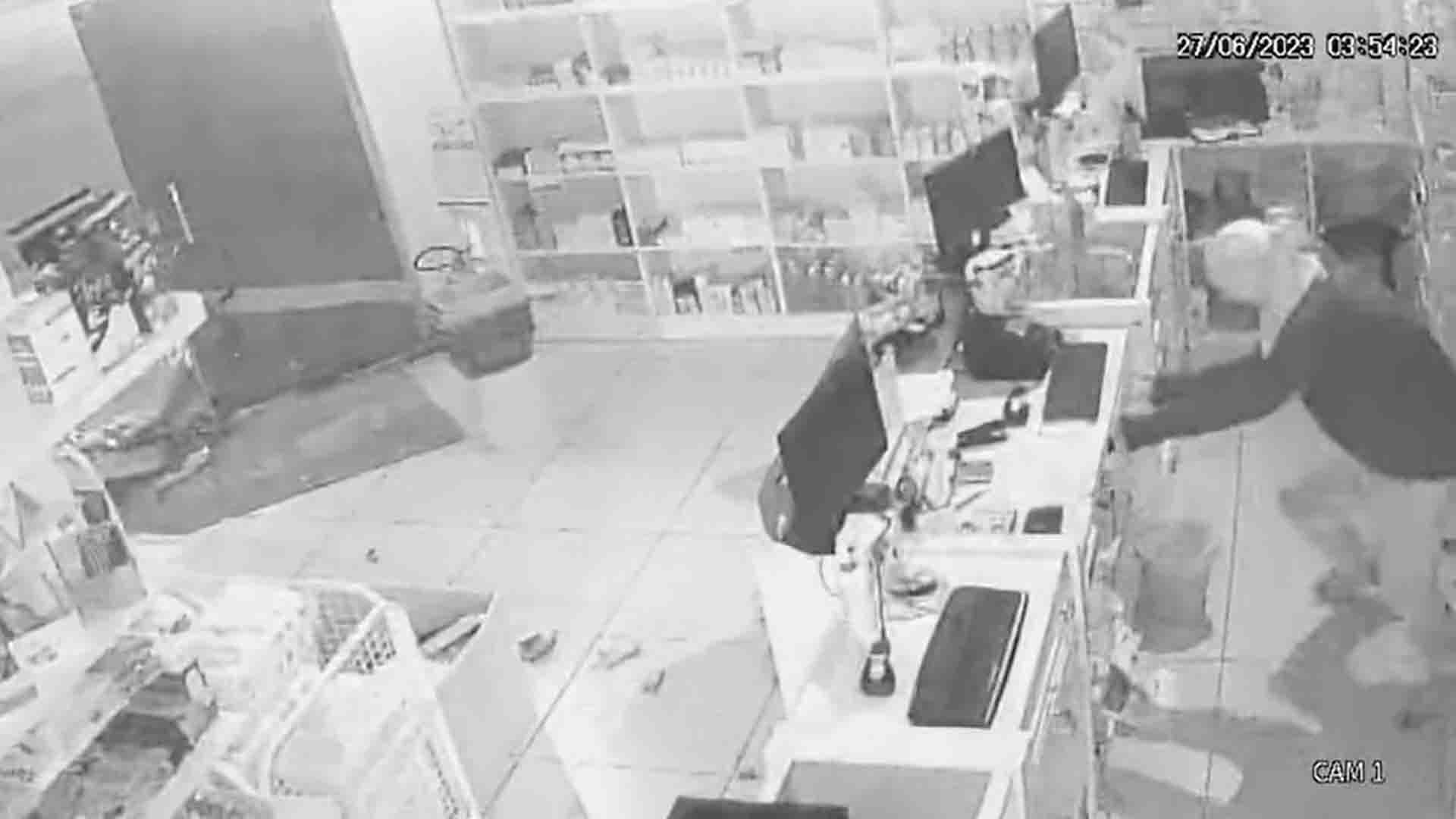 EXCLUSIVO: Câmeras de videomonitoramento registram arrombamento de farmácia em Santa Rosa