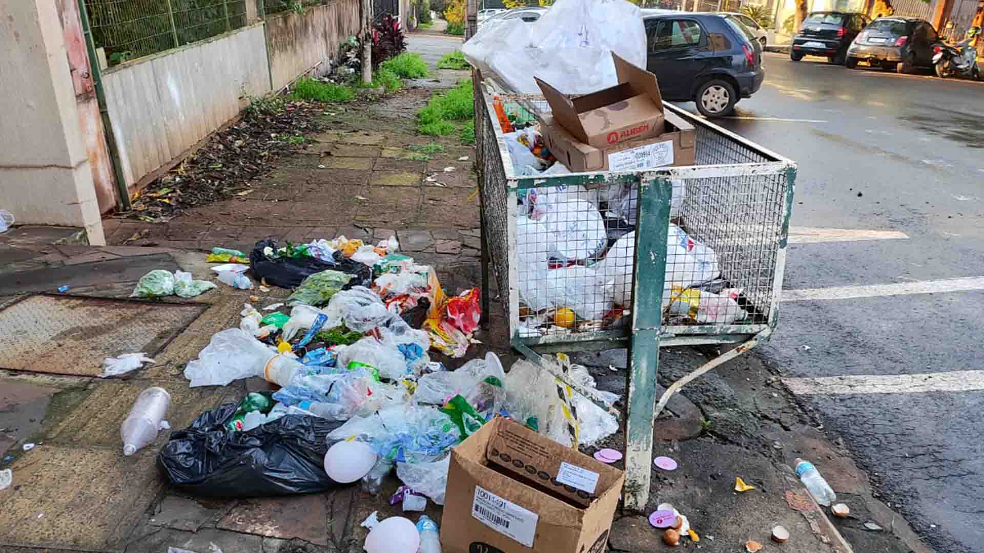Comunidade reclama de lixo na Rua Oscar Seger, no centro de Santa Rosa 
