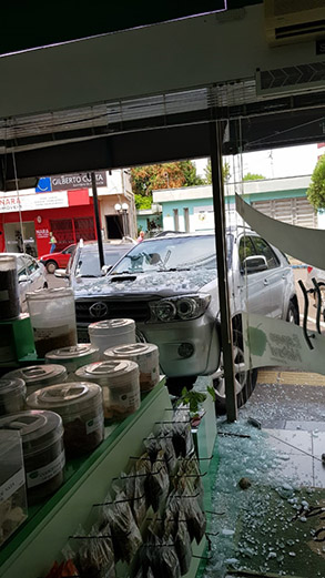 Condutora perde controle de veículo e invade loja em Santa Rosa
