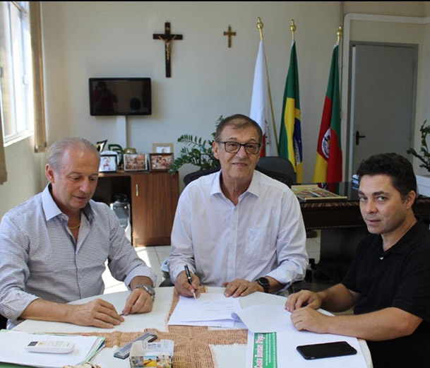 O secretário Nasi (esquerda) e o Prefeito Vicini (centro) assinaram como testemunhas no contrato entre Xuxa e o artista Betto Almeida (direita)