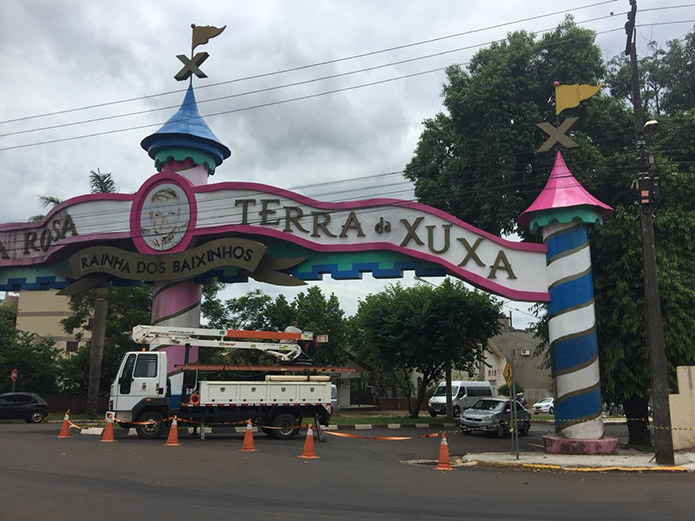 O artista plástico Betto Almeida trabalhando no projeto de revitalização do Pórtico da Xuxa