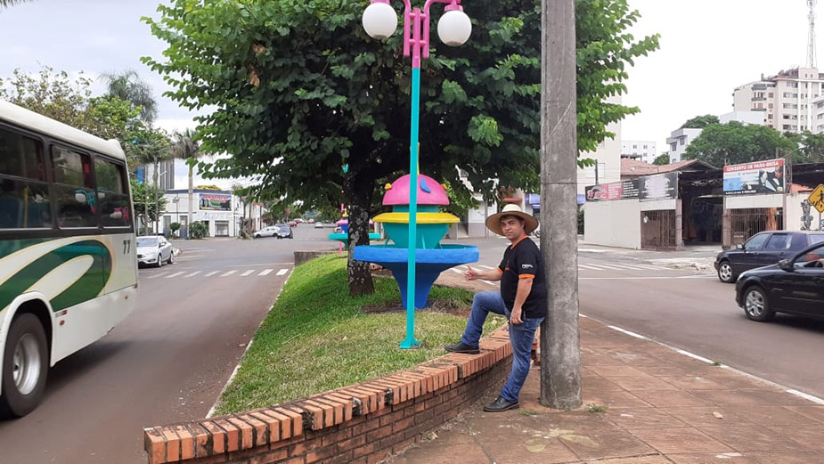 O artista plástico Betto Almeida trabalhando no projeto de revitalização do Pórtico da Xuxa