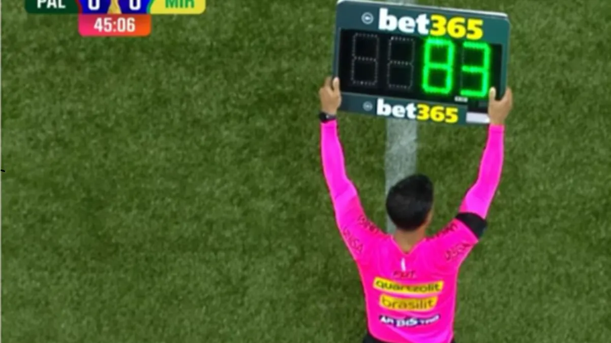 83 minutos de acréscimo? Quarto árbitro se confunde e corrige número após placa levantada em Palmeiras x Mirassol