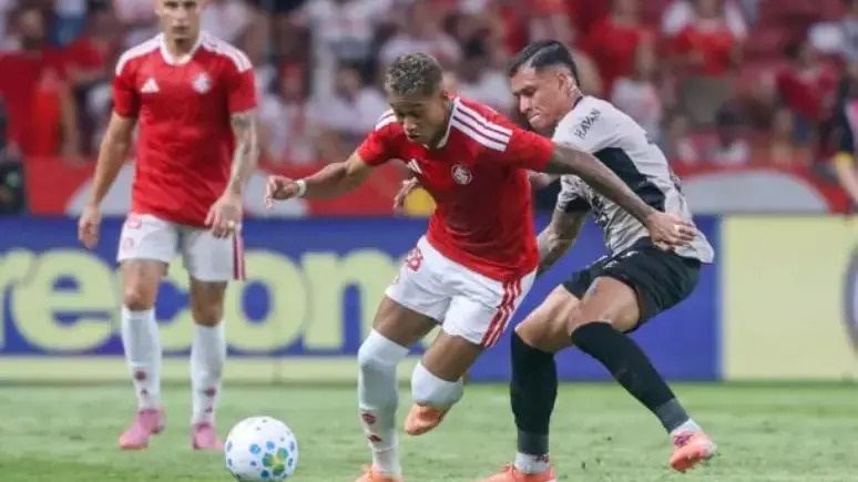 Com dois gols anulados, Internacional perde para o Athletico na estreia do Brasileirão 2026