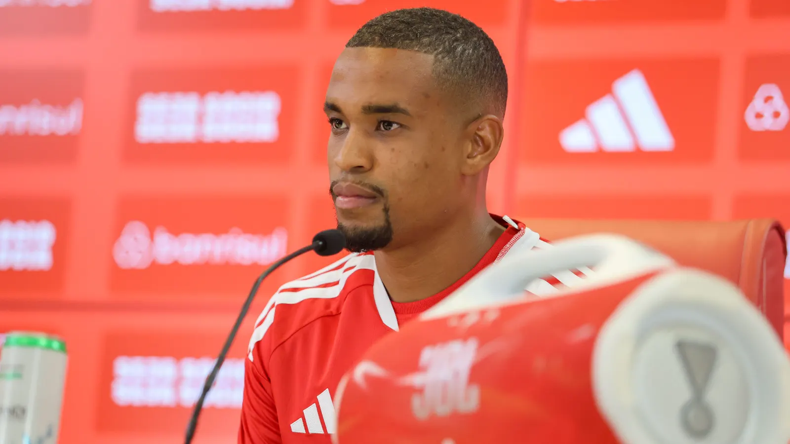 Alerrandro é o novo camisa 9 do Inter: reforço chega do futebol europeu e promete raça, gols e pressão no ataque