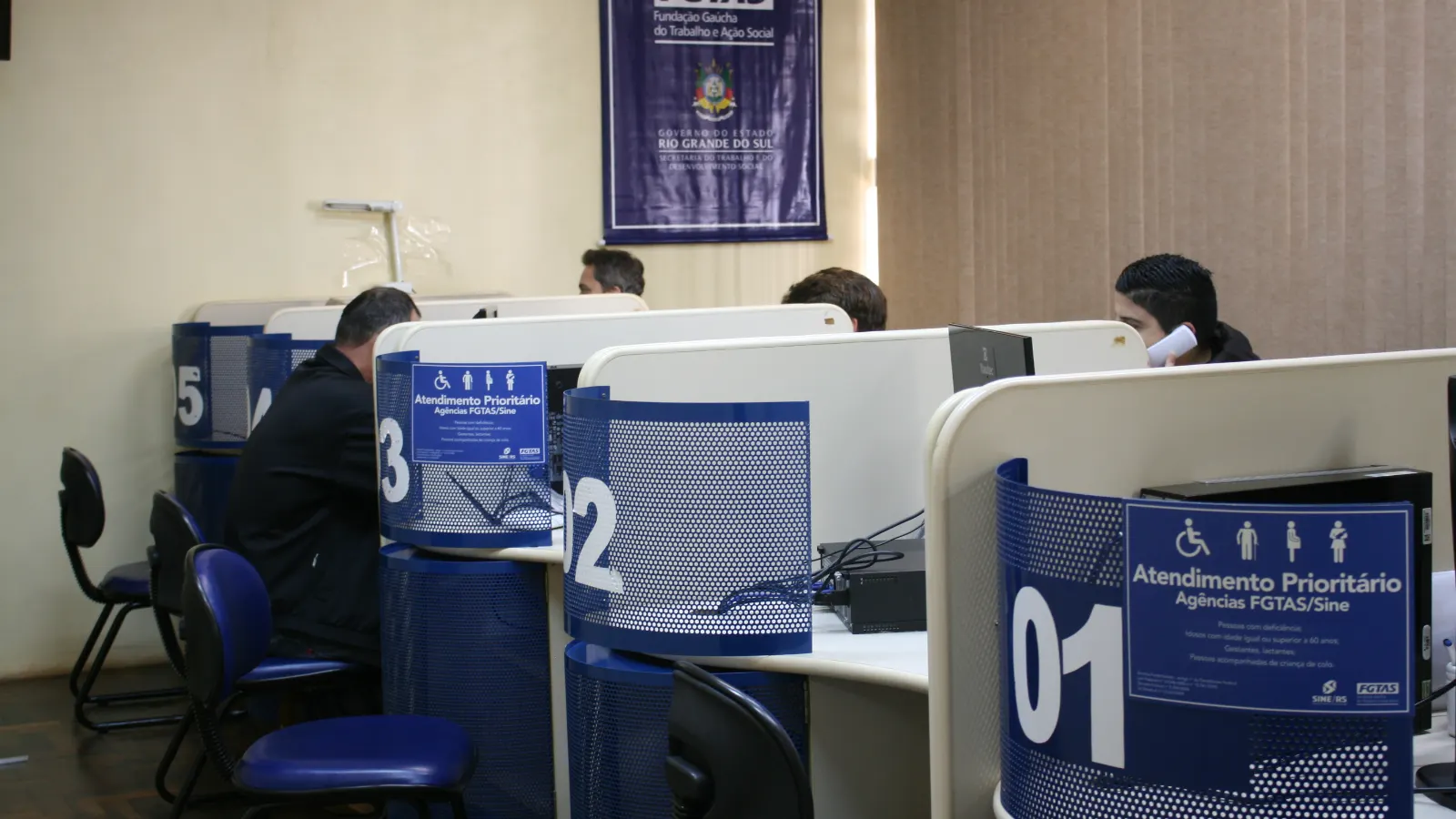 FGTAS/Sine de Santa Rosa divulga dezenas de vagas de emprego em diferentes áreas nesta semana