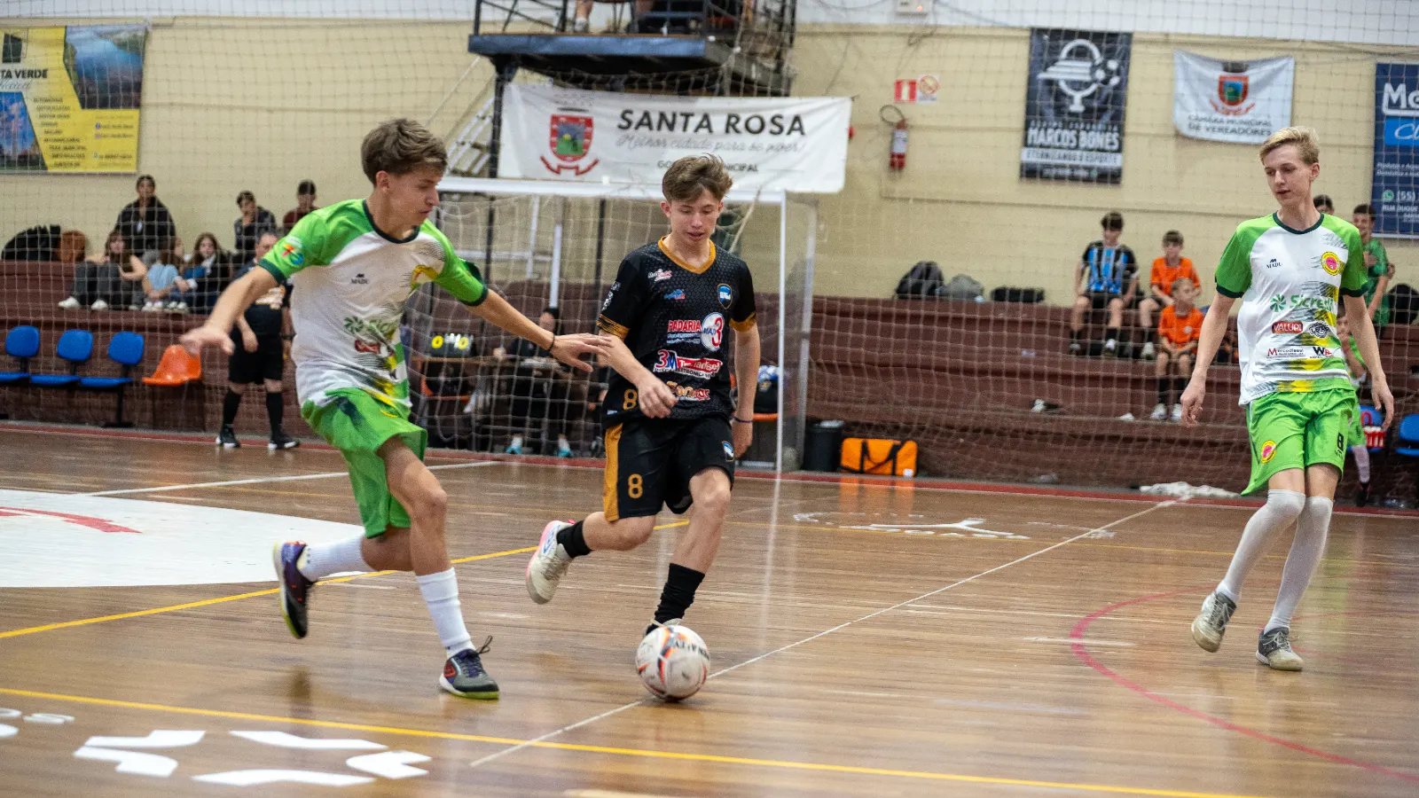 Primeiro dia da 3ª Taça Santa Rosa Futsal reúne mais de 300 atletas